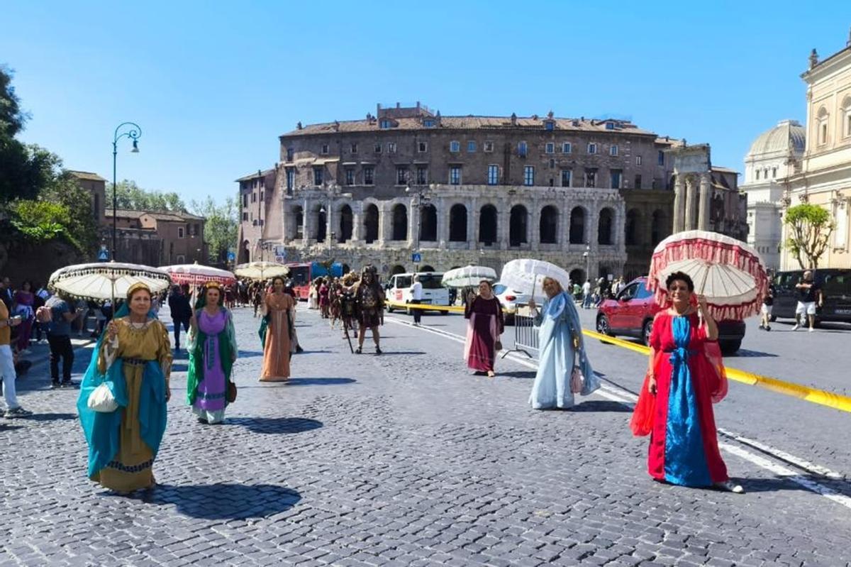 Integrantes de Ara Concordiae posan en Roma durante el Natale di Roma 2026, donde Avgvsta Emerita ha vuelto a mostrar su legado histórico con indumentaria inspirada en la antigua ciudad romana.