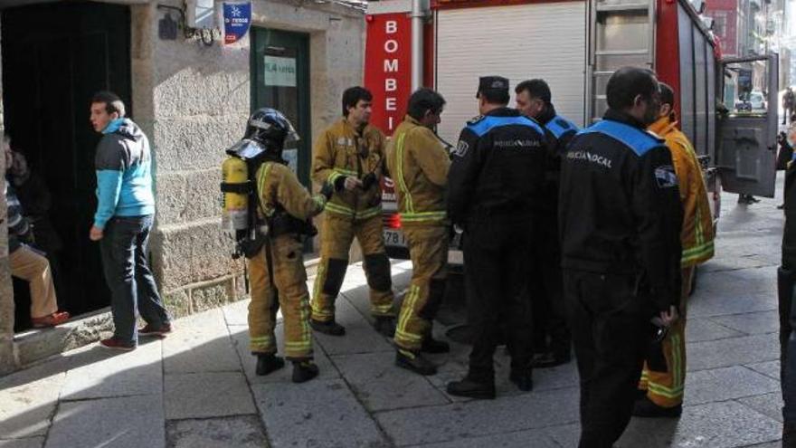 Efectivos de bomberos y policías locales, durante una actuación.  // Jesús Regal