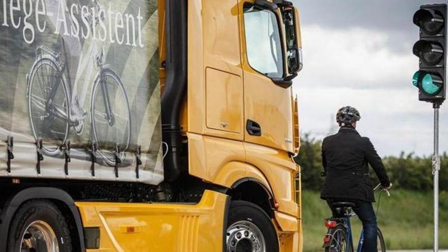 El aviso de la Guardia Civil para los ciclistas que circulan junto a un camión
