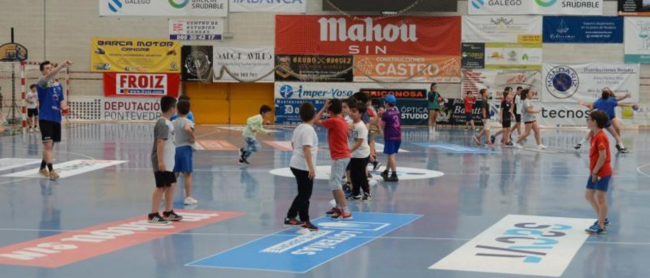 Algunos de los participantes en las escuelas de verano del Cangas, ayer en el pabellón de O Gatañal. |  // G. NÚÑEZ