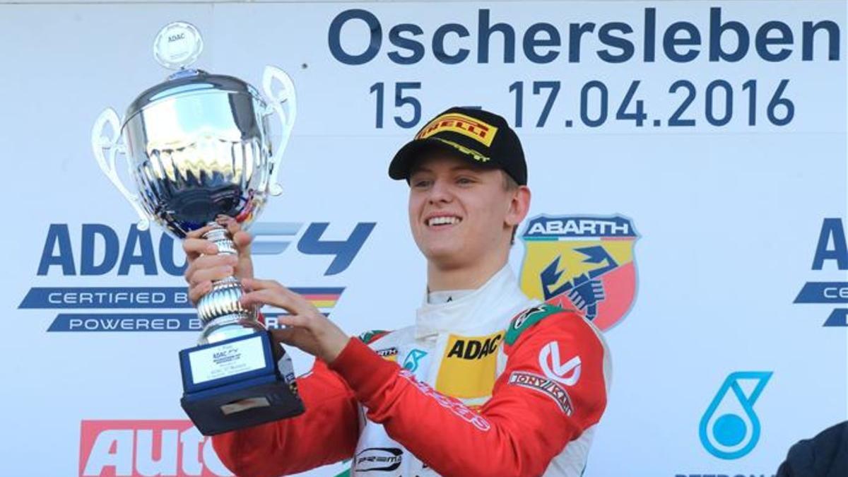 Mick Schumacher celebra su victoria en lo más alto del podio