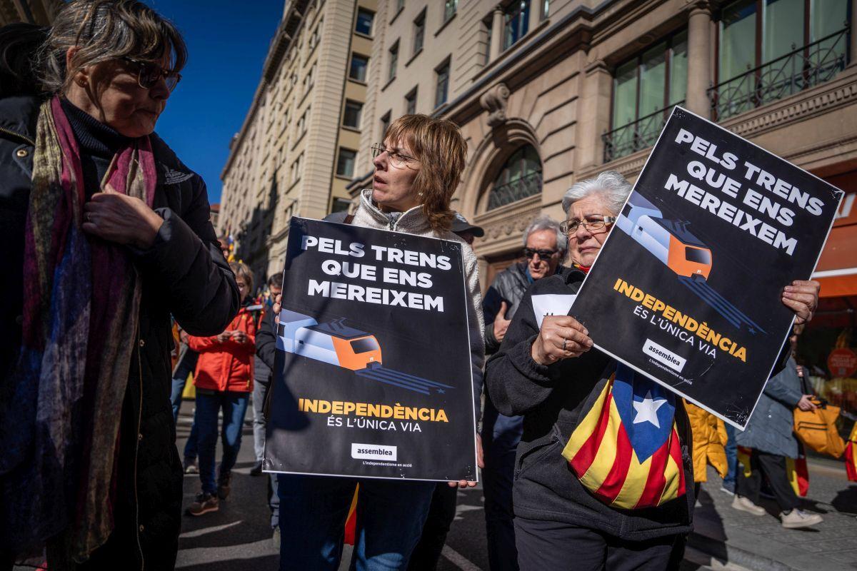 Los partidos y entidades independentistas arremeten contra el Govern y el Estado por Rodalies