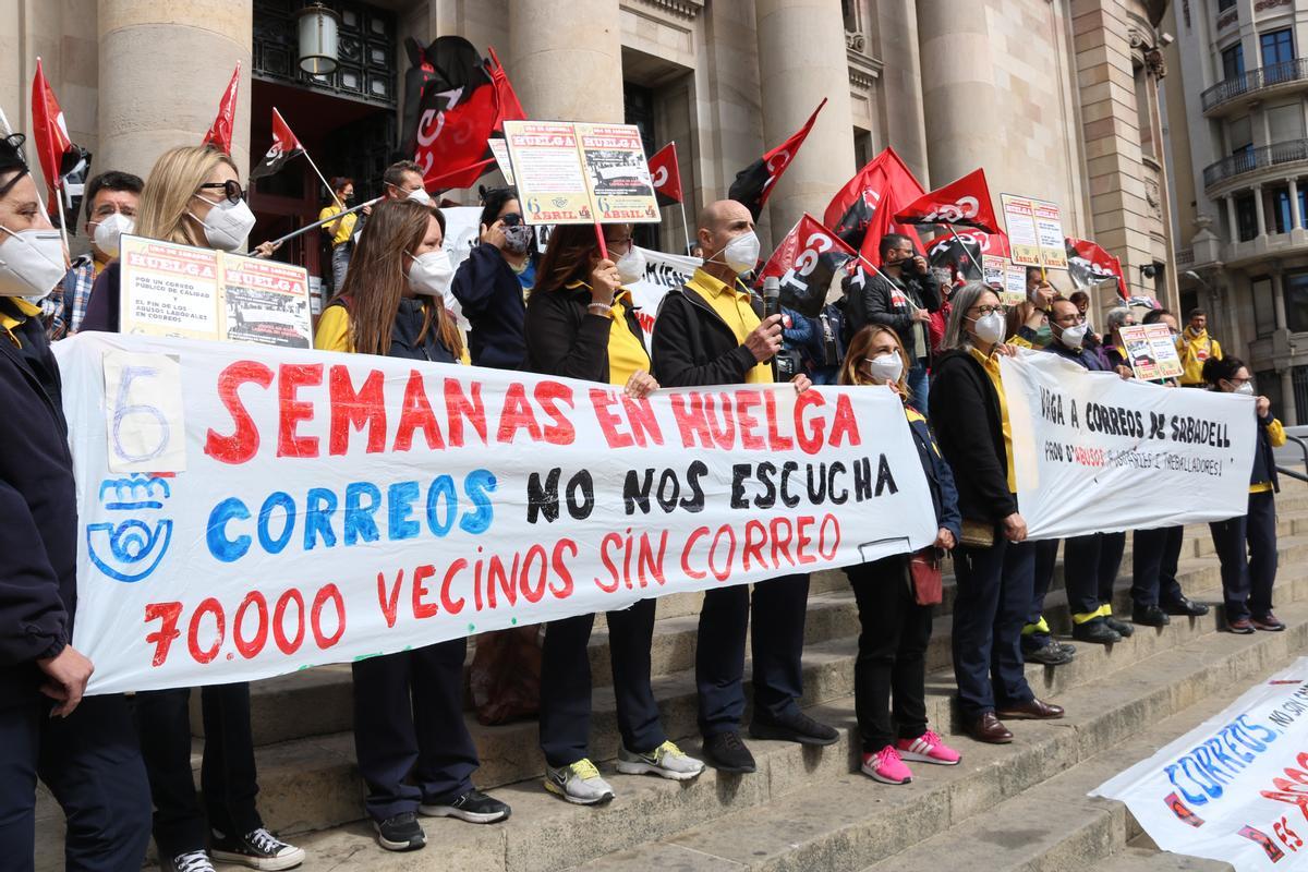 Protesta de los trabajadores de Correos de Sabadell ante la sede de la empresa en Barcelona, 11 de mayo 2021