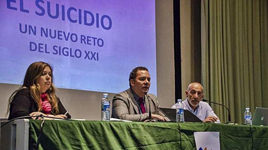 Conferencia sobre el suicidio, ayer en el Colegio Universitario.