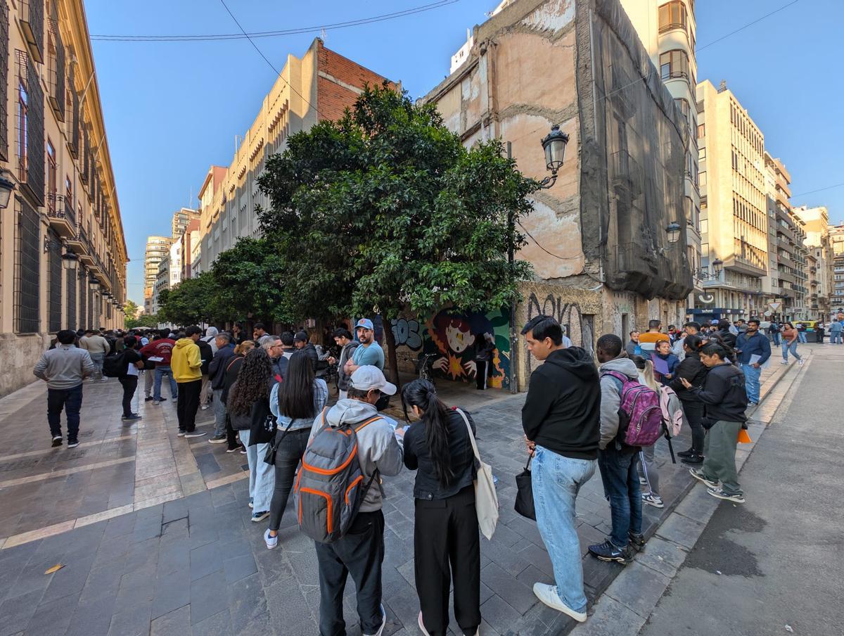 Colas en el Ayuntamiento de València para acceder a la regularización de migrantes