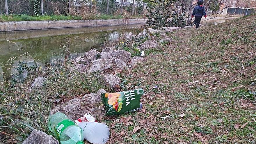 Acumulació de brutícia al parc del Migdia