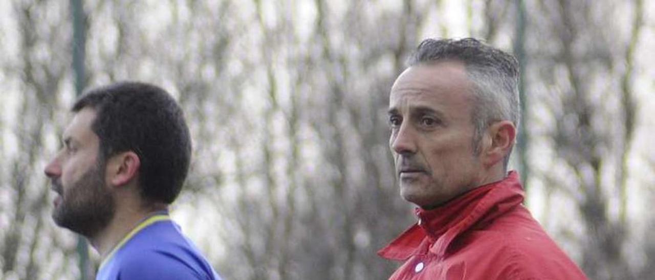 Tamayo, junto a un linier, durante un partido. // Bernabé