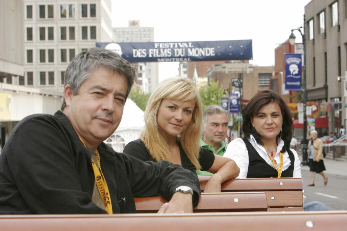 MON08. MONTREAL (CANADA). 2/09/2006 .- El equipo de "Un franco, 14 pesetas", en Montreal, en donde participan en la sección oficial del XXX Festival des Films du Monde. En primer plano, Carlos Iglesias, director, actor y guionista del film, en el que encarna al personaje principal, Martín. En el centro, Isabel Blanco, quien en la película interpreta el papel de Hanna. A la derecha, Eloisa Vargas, quien da vida a la hermana de Martín (Luísa). Al fondo, el productor de la película, Eduardo Campoy. EFE/VITOR BARCA