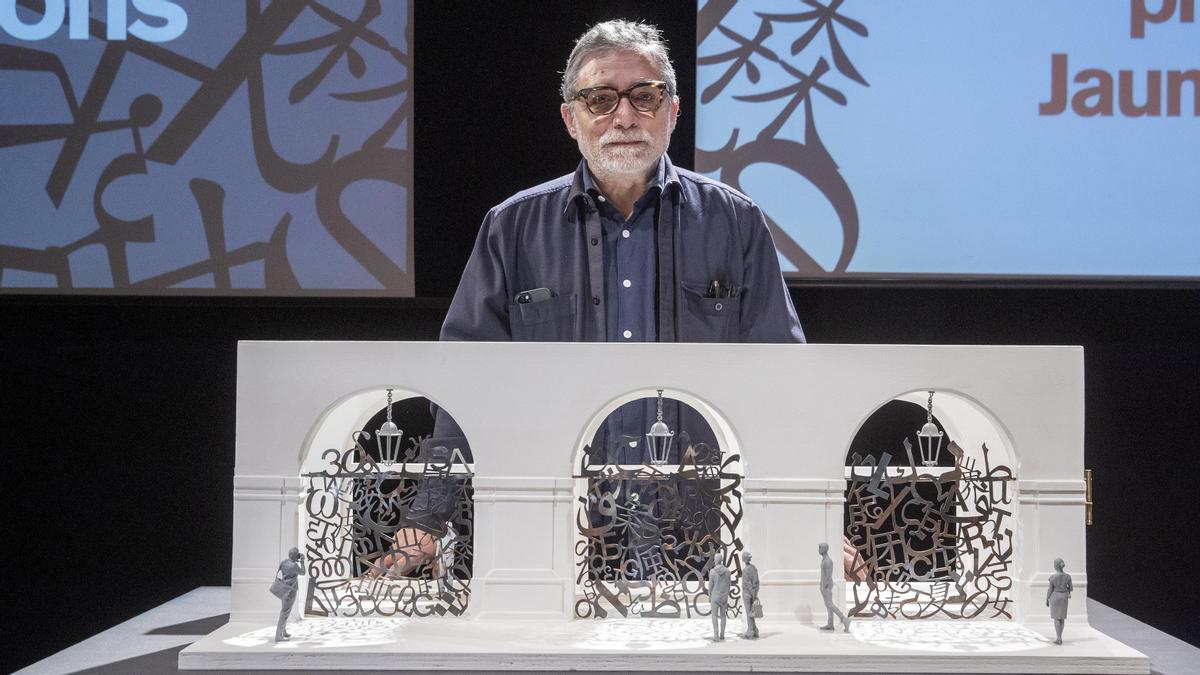 Plensa, con la maqueta de su obra para el Liceu.