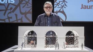 Plensa, con la maqueta de su obra para el Liceu.