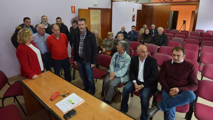 La Plataforma se reunió ayer con políticos y colectivos como comunidades de montes. // Gustavo Santos