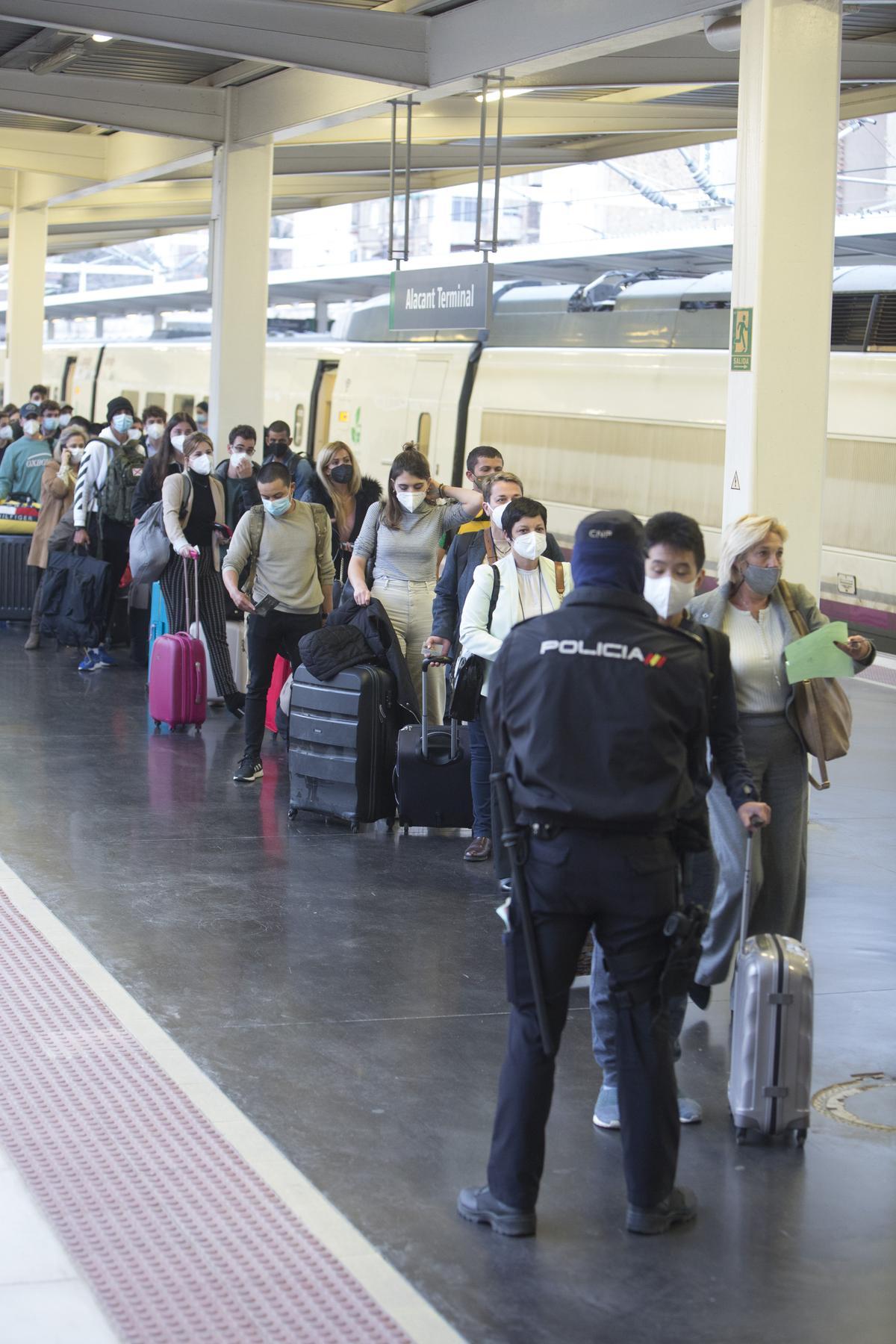 Controles de la Policía Nacional en la estación de Renfe en Alicante.JPG Controles de la Policía Nacional en la estación de Renfe en Alicante.JPG