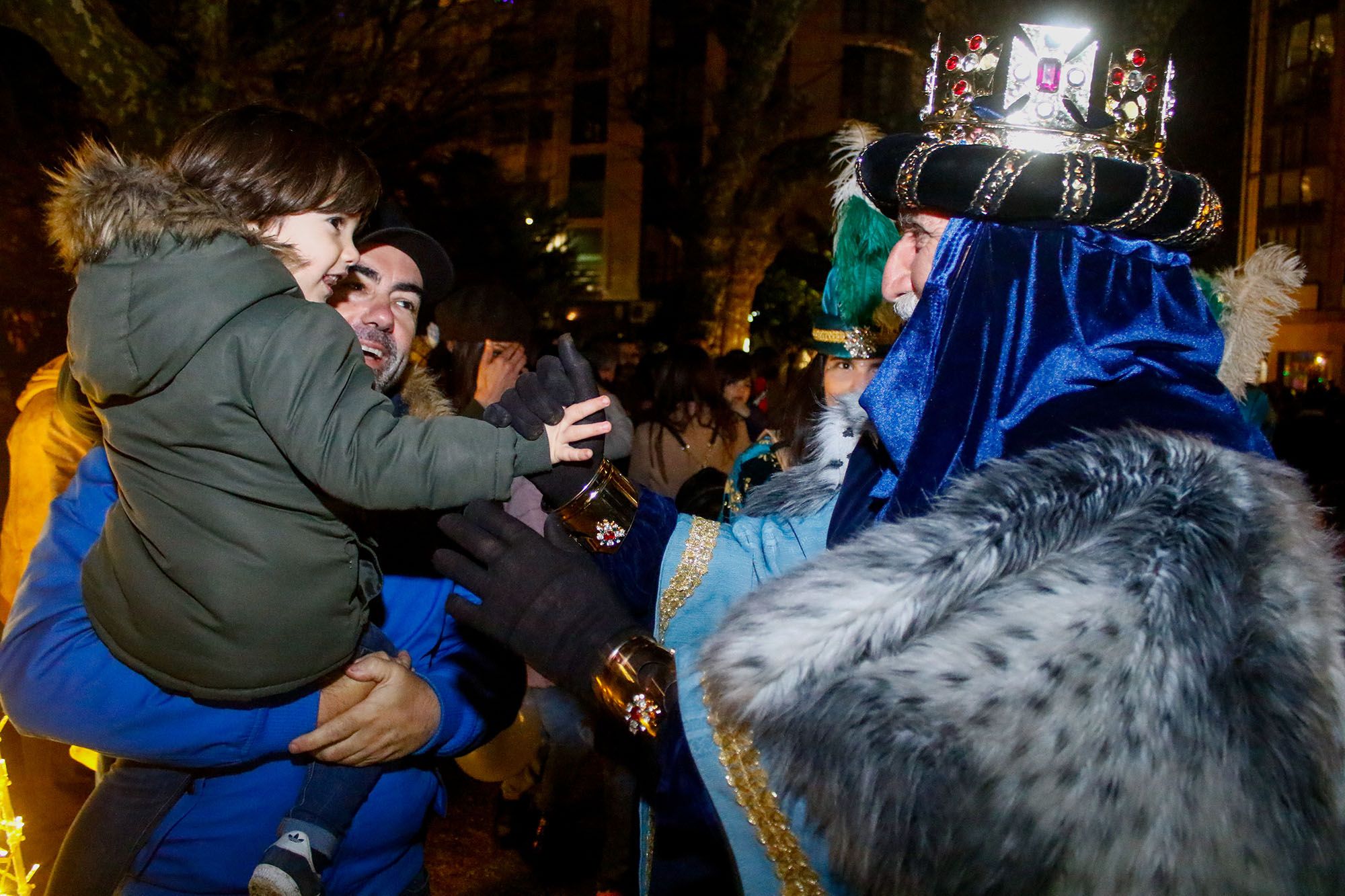 Vilagarcía brinda una multitudinaria bienvenida a los Reyes Magos