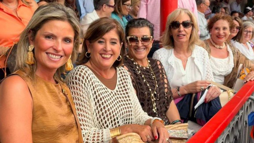 Aficionados asturianos, en la plaza de toros de Cuatro Caminos, en Santander. | LNE