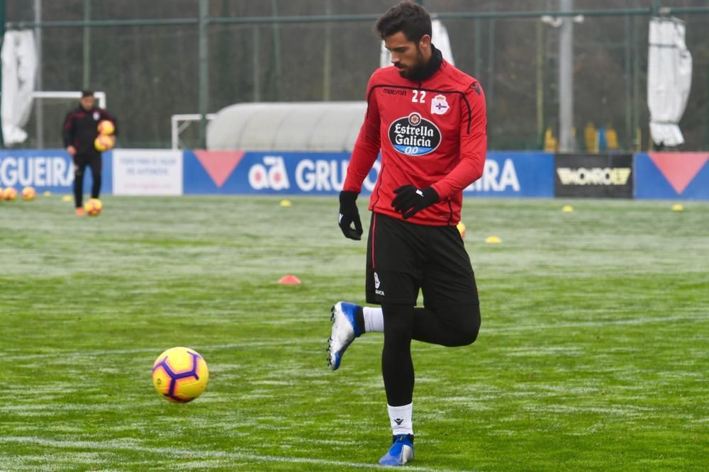 Natxo González dirigió un entrenamiento dividido en dos grupos para reforzar defensa y ataque. Los jugadores regresan mañana a Abegondo.