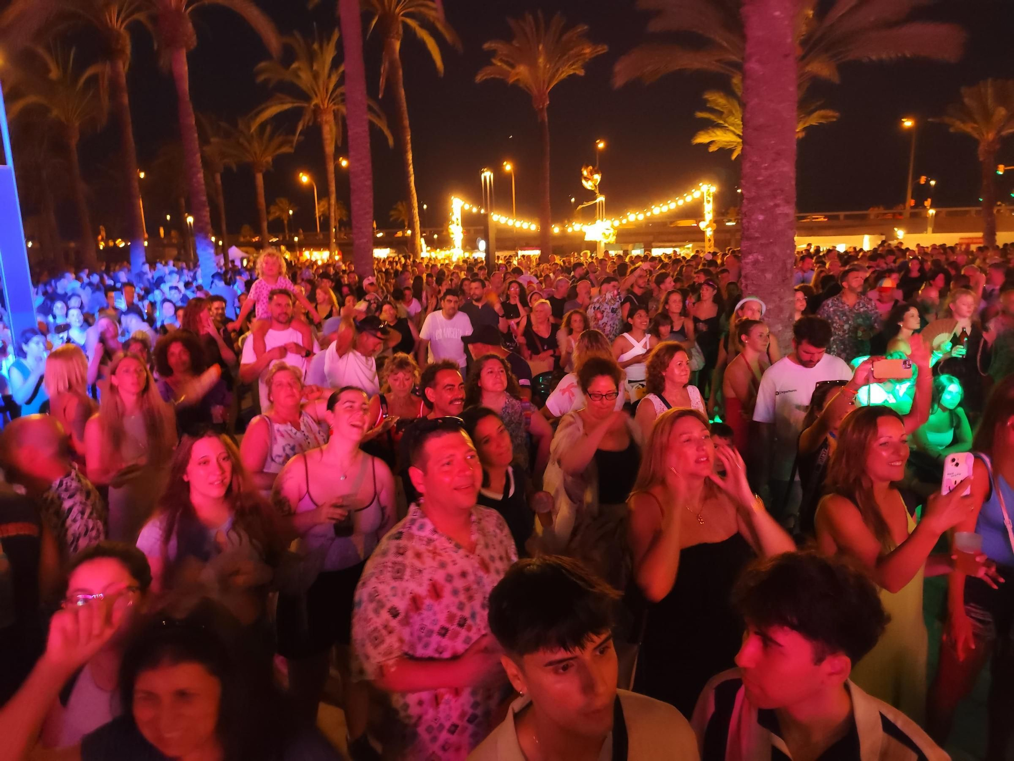 El Parc de la Mar vibra con la fiesta del Flexas: Antònia Font, la gran sorpresa de la noche
