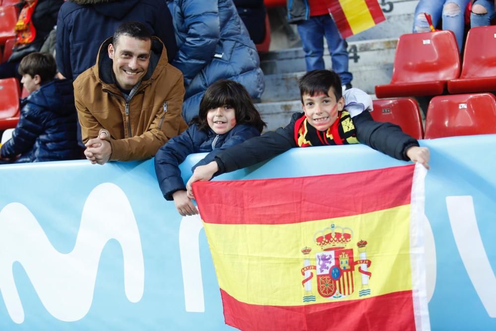 Aficionados en El Molinón durante el España-Israel