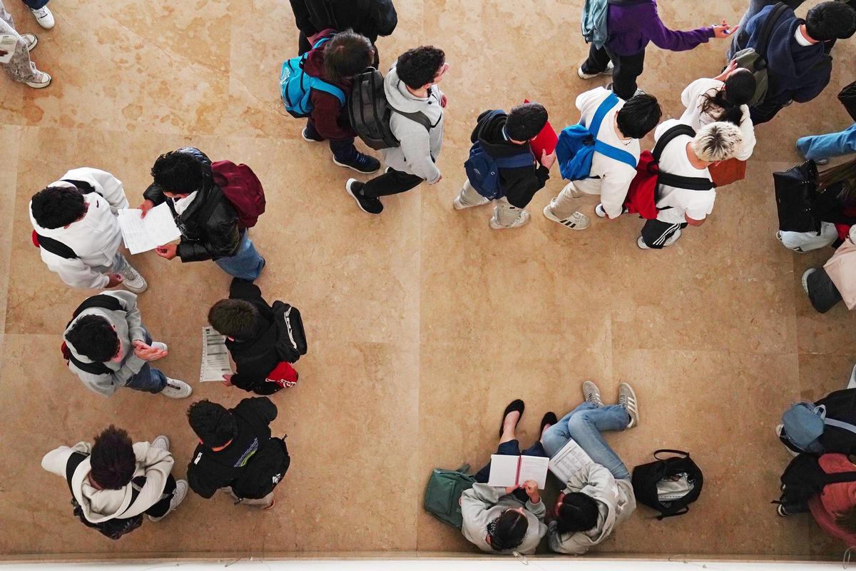 Estudiantes antes del examen de selectividad.
