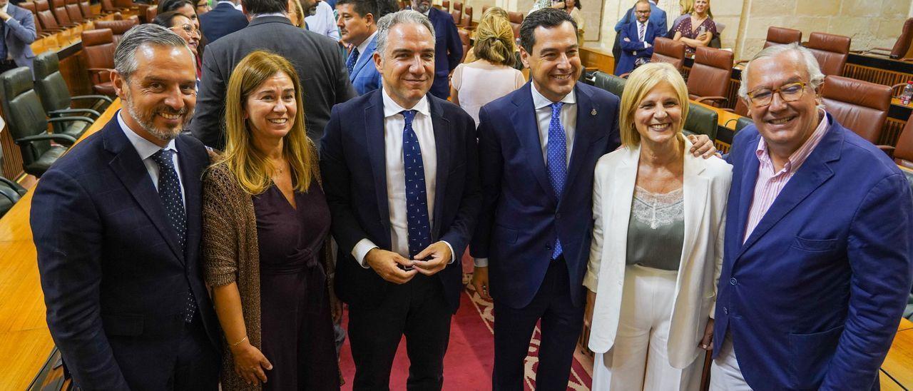 Juanma Moreno, rodeado por los cinco senadores por designación autonómica del PP.