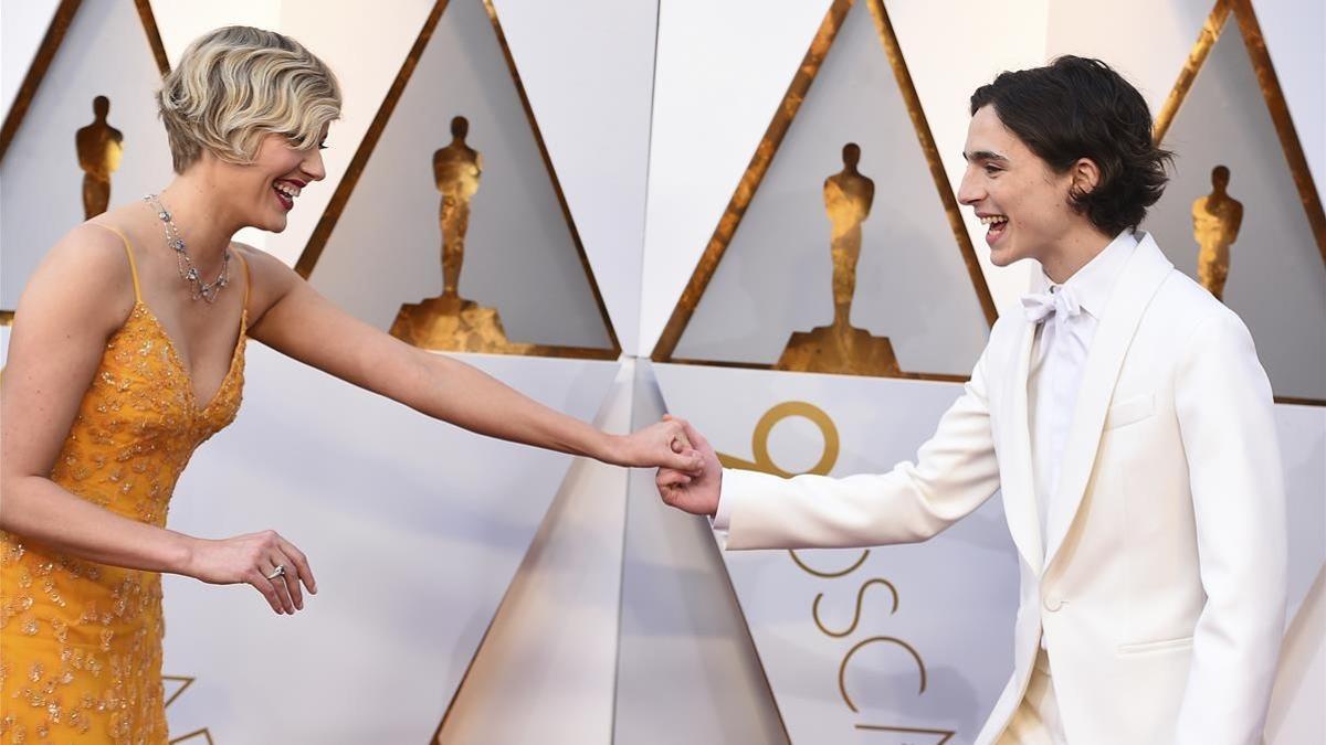 Greta Gerwig y Timothée Chalamet, en la llegada al Dolby Theatre de Los Angeles