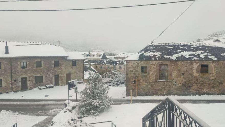 La nevada cubre de blanco pero no paraliza Somiedo: &quot;Para nosotros esto es poco&quot;