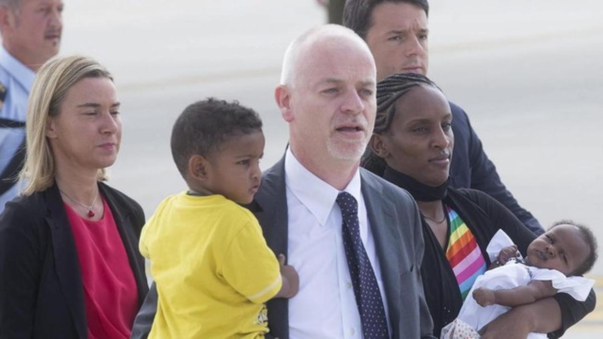 Mariam Yahya Ibrahim (derecha), con sus dos hijos, recibida por Renzi, Pistelli y Mogherini, en el aeropuerto de Ciampino (Roma), este jueves.