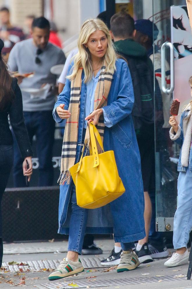 Sienna Miller con abrigo largo vaquero