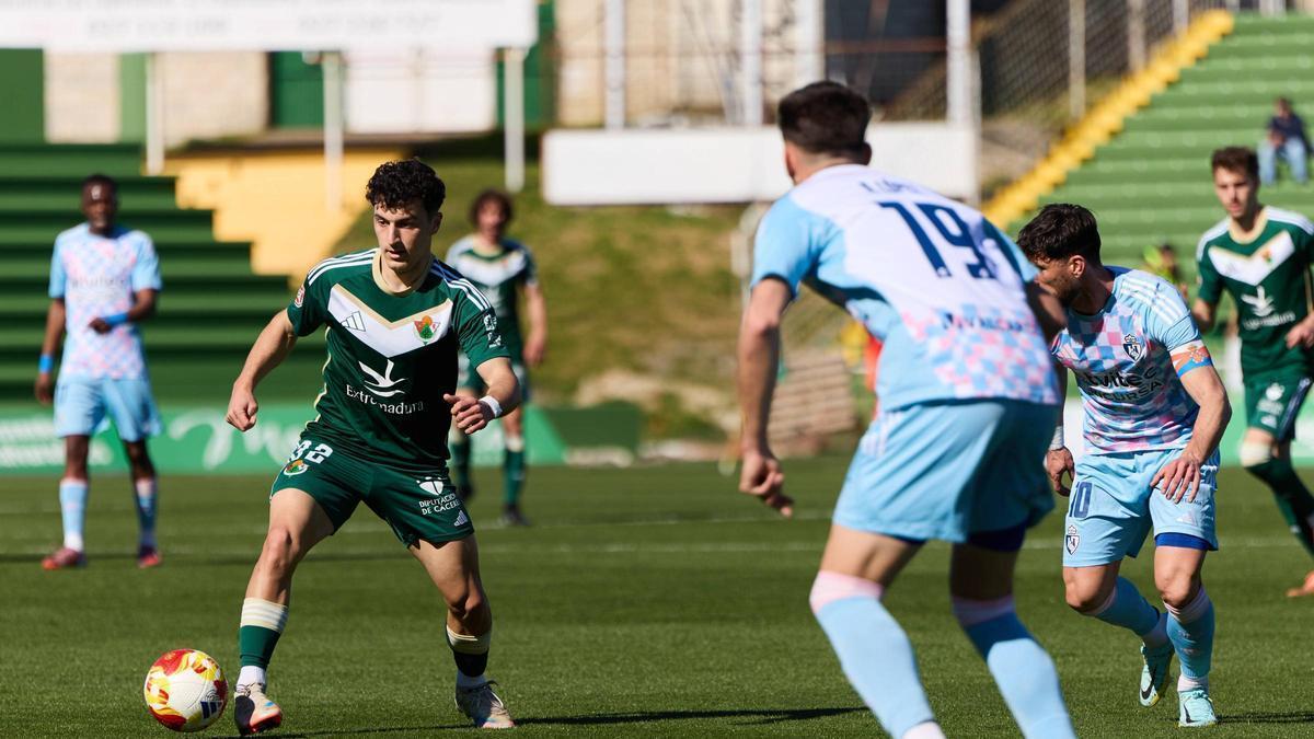 Emi, jugando la pasada temporada ante la Ponferradina.