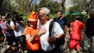 Oltra y Ribó se abrazan antes del acto del sábado en el río.