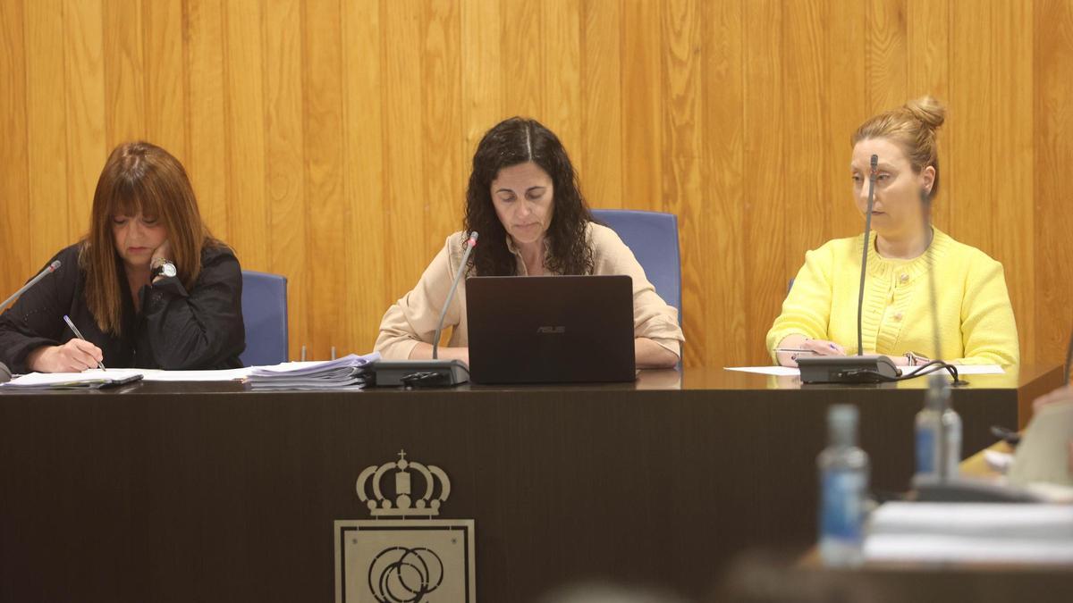 Desde la izquierda, la secretaria, la alcaldesa y la interventora de Cambre.