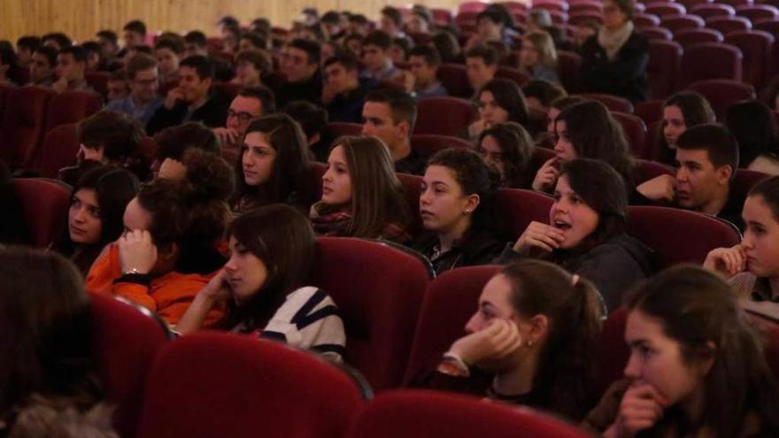 Los alumnos del colegio San Fernando, ayer, en el centro.