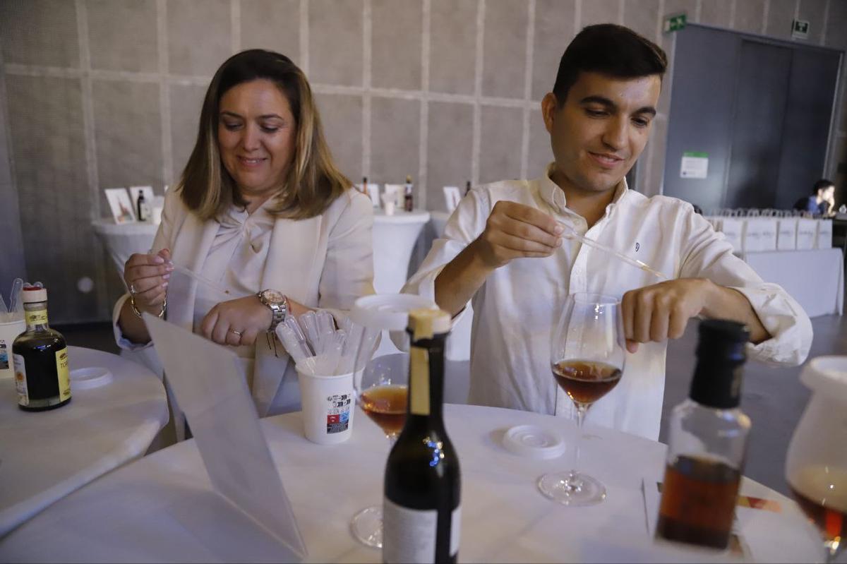 Dos catadores prueban vinagres expuestos en el congreso que se celebra en Córdoba.
