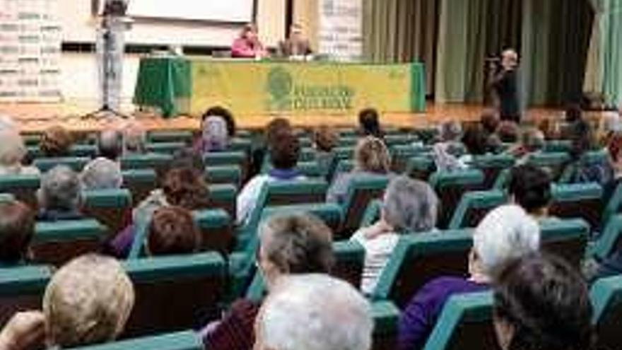 Numeroso público en una conferencia en el Colegio Universitario. j.l.fernández