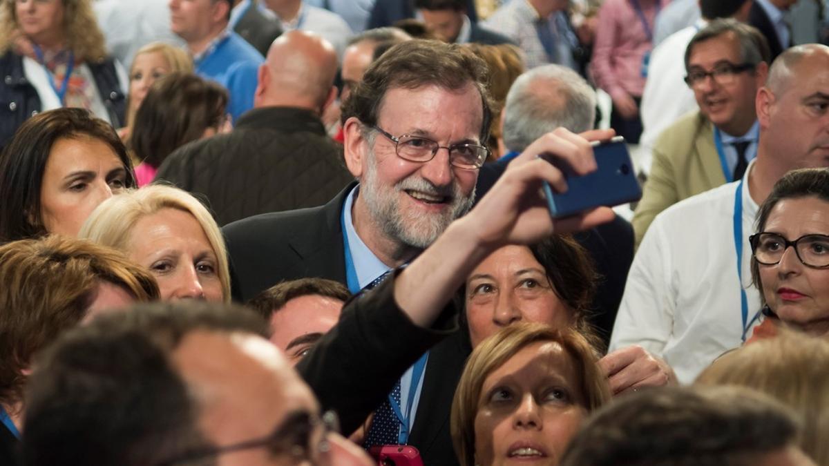 Mariano Rajoy se fotografía con unos asistentes, el sábado por la tarde, a la Convención Nacional del PP que se celebra este fin de semana en Sevilla.