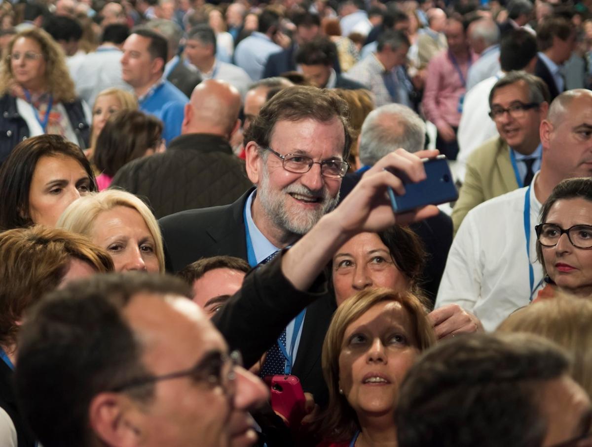 GRAF7595. SEVILLA, 06/04/2018,- El presidente del Gobierno, Mariano Rajoy, se fotografía con unos asistentes esta tarde a la Convención Nacional del PP que se celebra este fin de semana en Sevilla. EFE/Raúl Caro