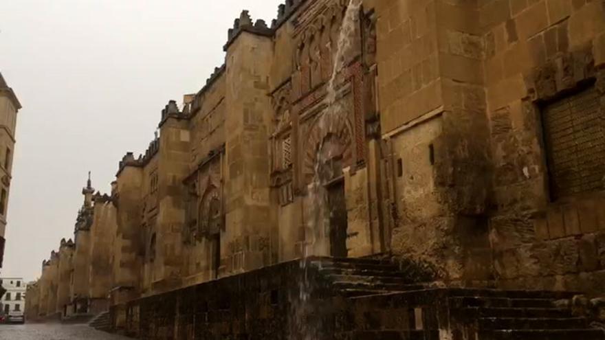 Tromba de agua sobre Córdoba pasadas las 14.00 horas | Imágenes en el entorno de la Mezquita