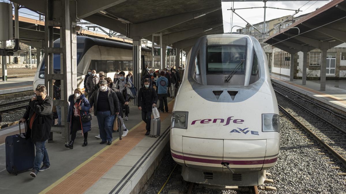 Viajeros del AVE en la estación de Ourense.