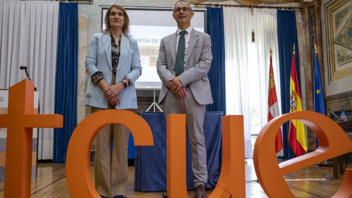 La consejera de Educación, Rocío Lucas, junto al rector de la USAL, Ricardo Rivero, ayer en Salamanca. | D. Arranz - Ical