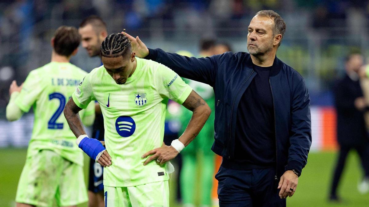 Flick consuela a Raphinha tras caer en Milán