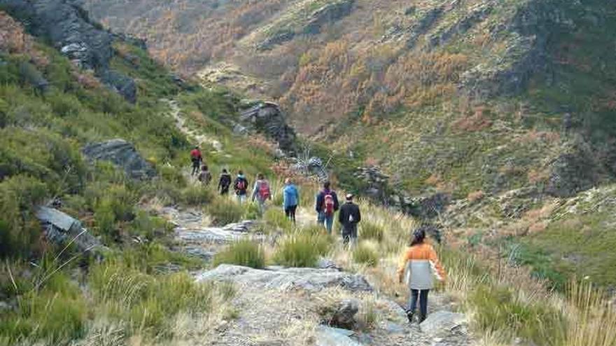 Senderistas por una de las rutas de la Laguna de Peces.