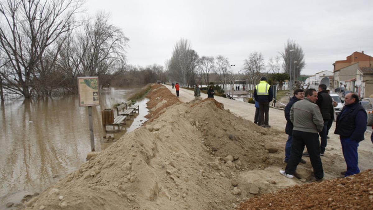 Refuerzo de la mota en Boquiñeni ante la crecida del río Ebro