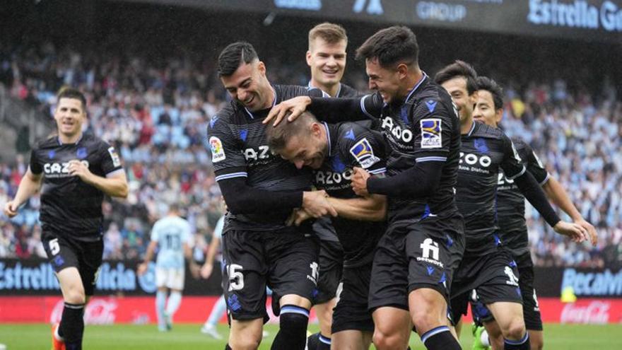 Los jugadores de la Real Sociedad celebran un gol en Vigo.