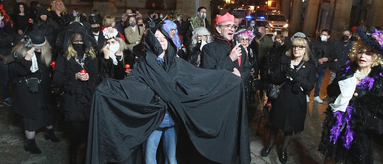 El cortejo fúnebre llora el fin del entroido en la Praza Maior.