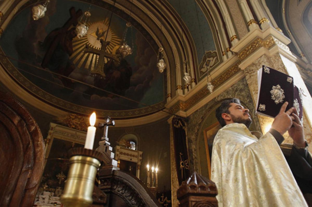 Un sacerdot armeni llegeix la Bíblia a Bucarest, durant una oració especial en l’aniversari de les matances de ciutadans armenis per part de l’Imperi Otomà el 1915.