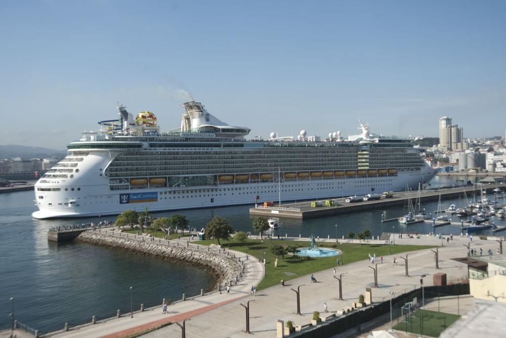 La ciudad registra un nuevo récord de visitantes, entre turistas y tripulación, con el atraque de 'Independence of the Seas', 'Koningsdam' y 'Mein Schiff' en el puerto de A Coruña.