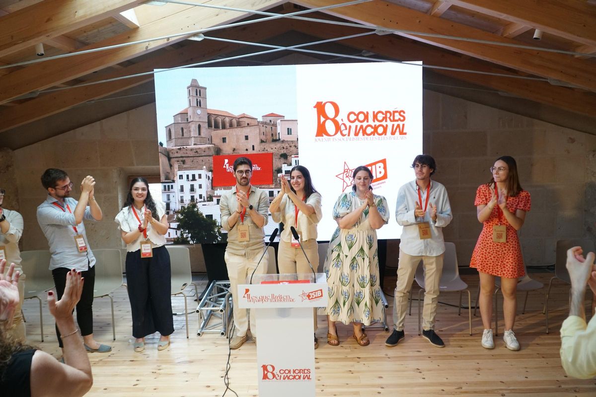 Los integrantes de la nueva ejecutiva de las Juventudes Socialistas de Baleares, presidida por Ana Muela, nueva secretaria general