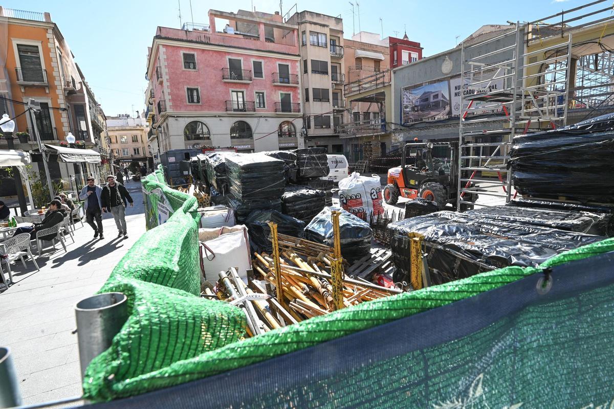 Placas de fibrocemento apiladas este lunes frente al Mercado Central y junto a terrazas