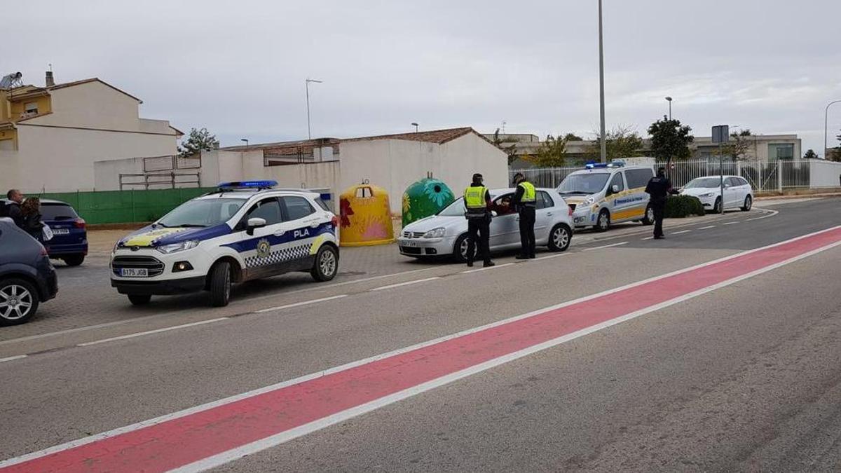 Agentes de la Policía Local de Almussafes en un control, en una imagen de archivo.