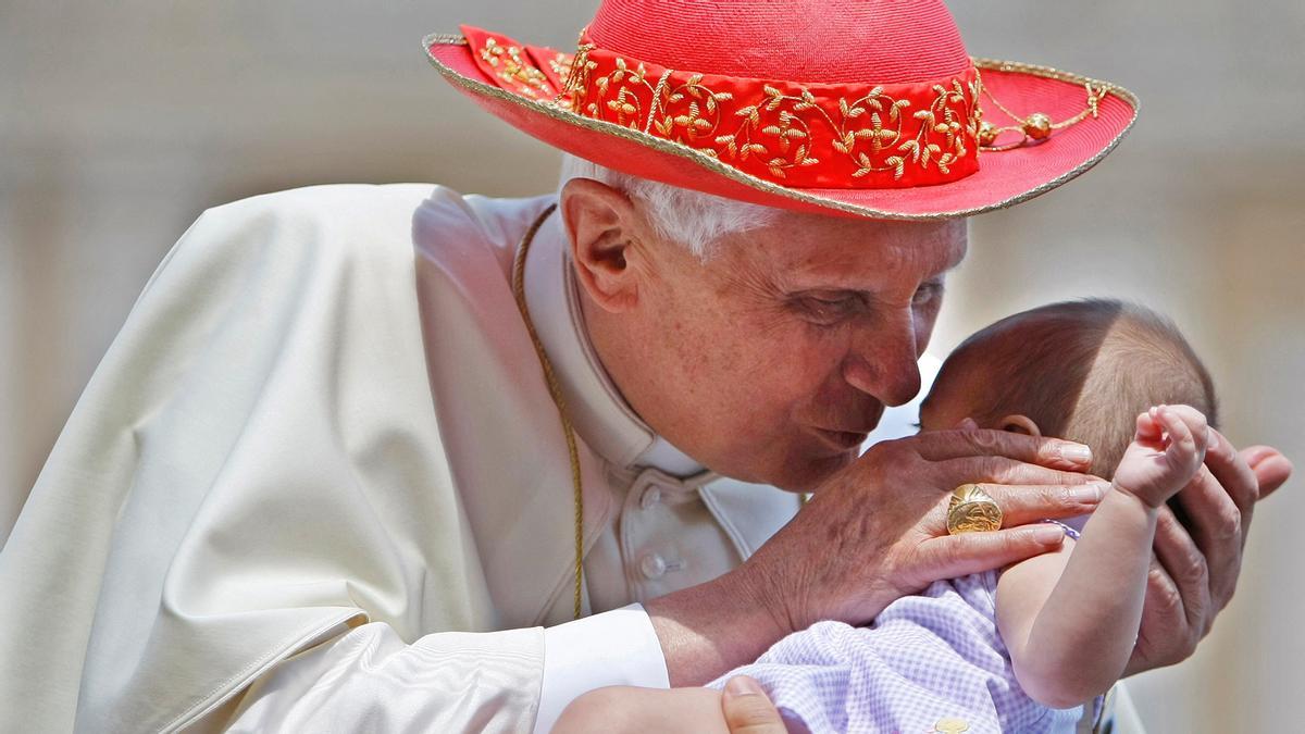 Benedicto XVI besa a un niño en la plaza de San Pedro en 2008