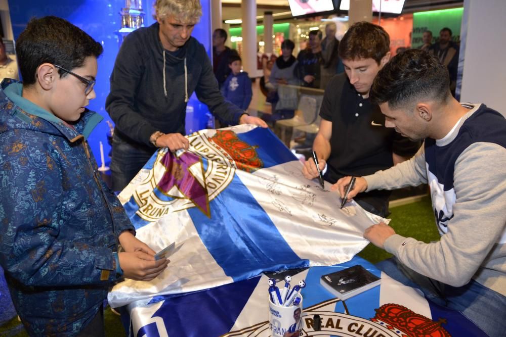 Pedro Mosquera y Juanfran entregan en la Deportienda de Marineda City los premios a los aficionados que participaron en una promoción del centro comercial.